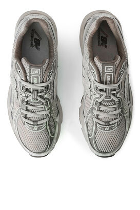 Sneaker U740
